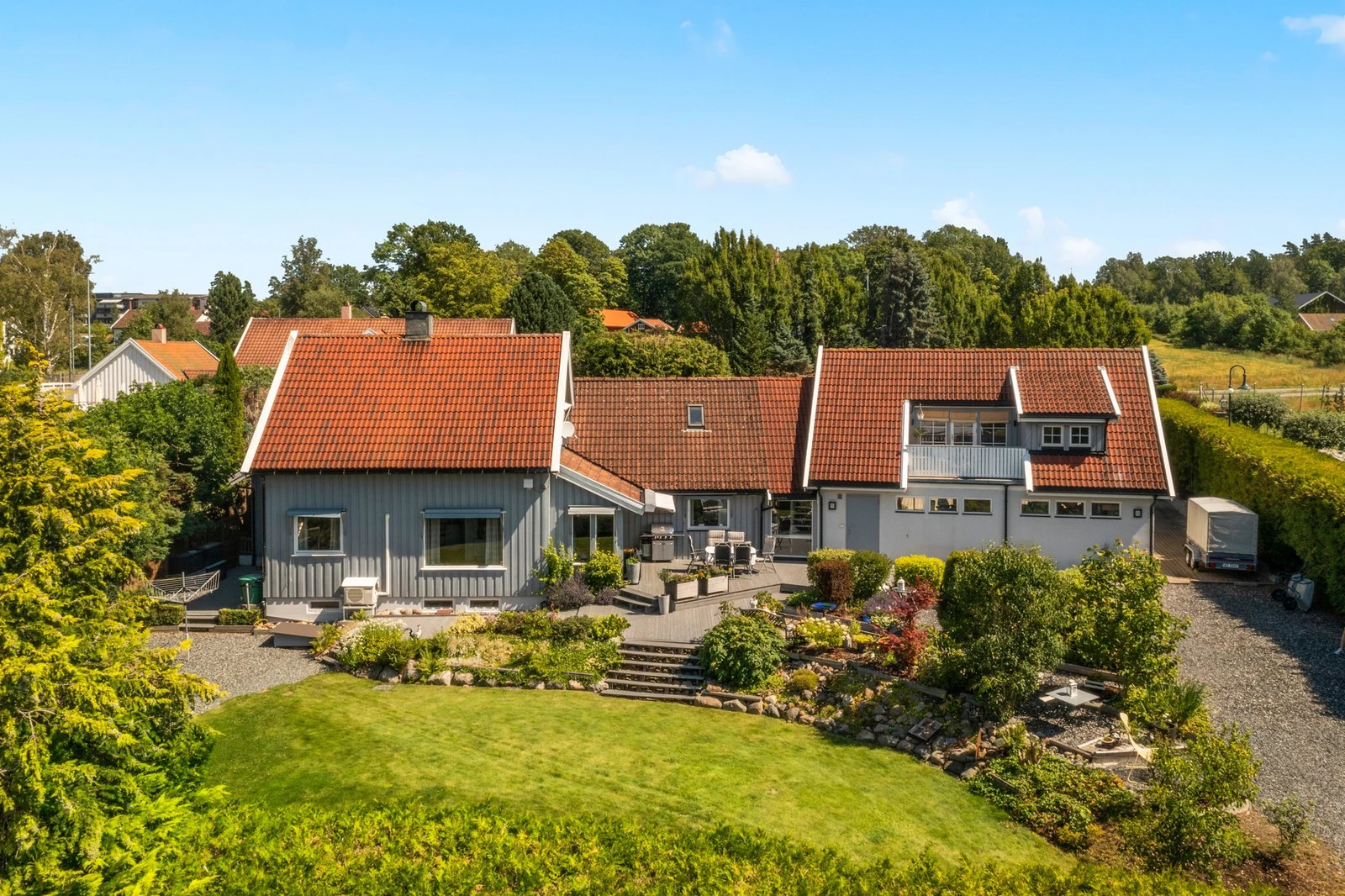 Husets hageside, bilde fra Finn.no annonse